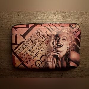 Credit Card/ID holder featuring Marilyn Monroe. 5-card slots